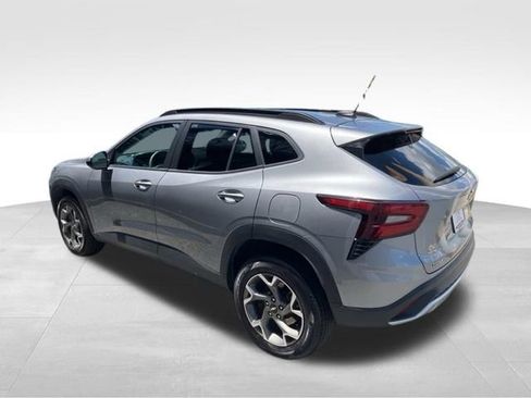 Used 2025 Chevrolet Trax LT FWD image 3