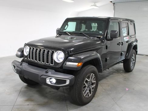 Used 2025 Jeep Wrangler Unlimited Sahara AWD/4WD image 4