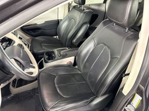 Used 2020 Chrysler Pacifica Limited w/ Advanced Safetytec Group FWD image 19
