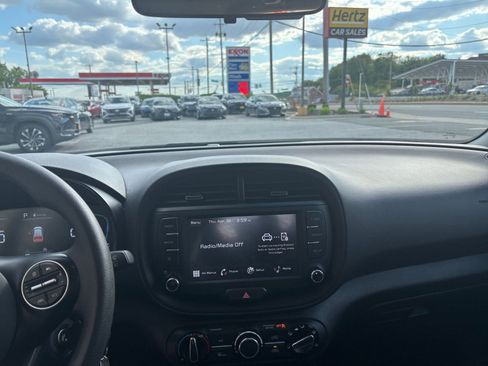 Used 2025 Kia Soul LX w/ LX Technology Package FWD image 31