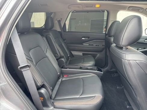 Used 2025 Nissan Pathfinder SL w/ SL Premium Package FWD image 19