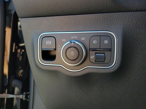 Certified 2025 Mercedes-Benz GLB 250 image 20