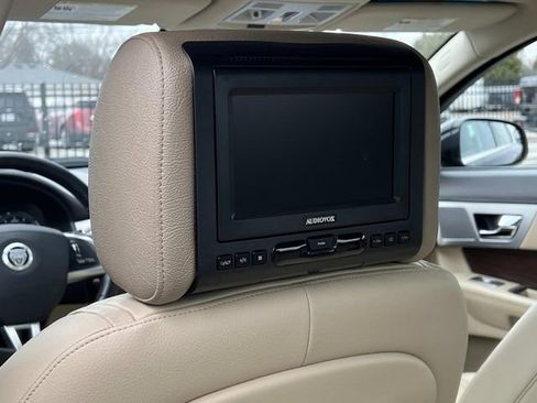 Used 2013 Jaguar XF image 12