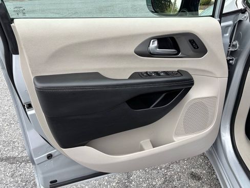 Used 2024 Chrysler Pacifica Touring-L FWD image 37