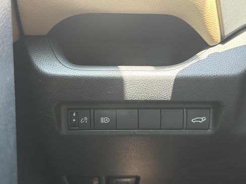 Used 2019 Toyota RAV4 XLE w/ Convenience Package FWD image 30
