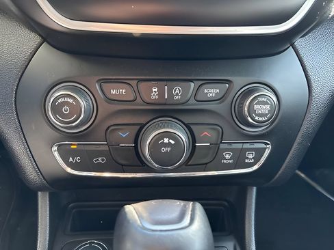 Used 2021 Jeep Cherokee Latitude Plus w/ Mopar Interior Package AWD/4WD image 16
