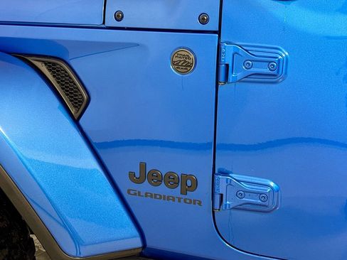 Used 2022 Jeep Gladiator Willys image 11