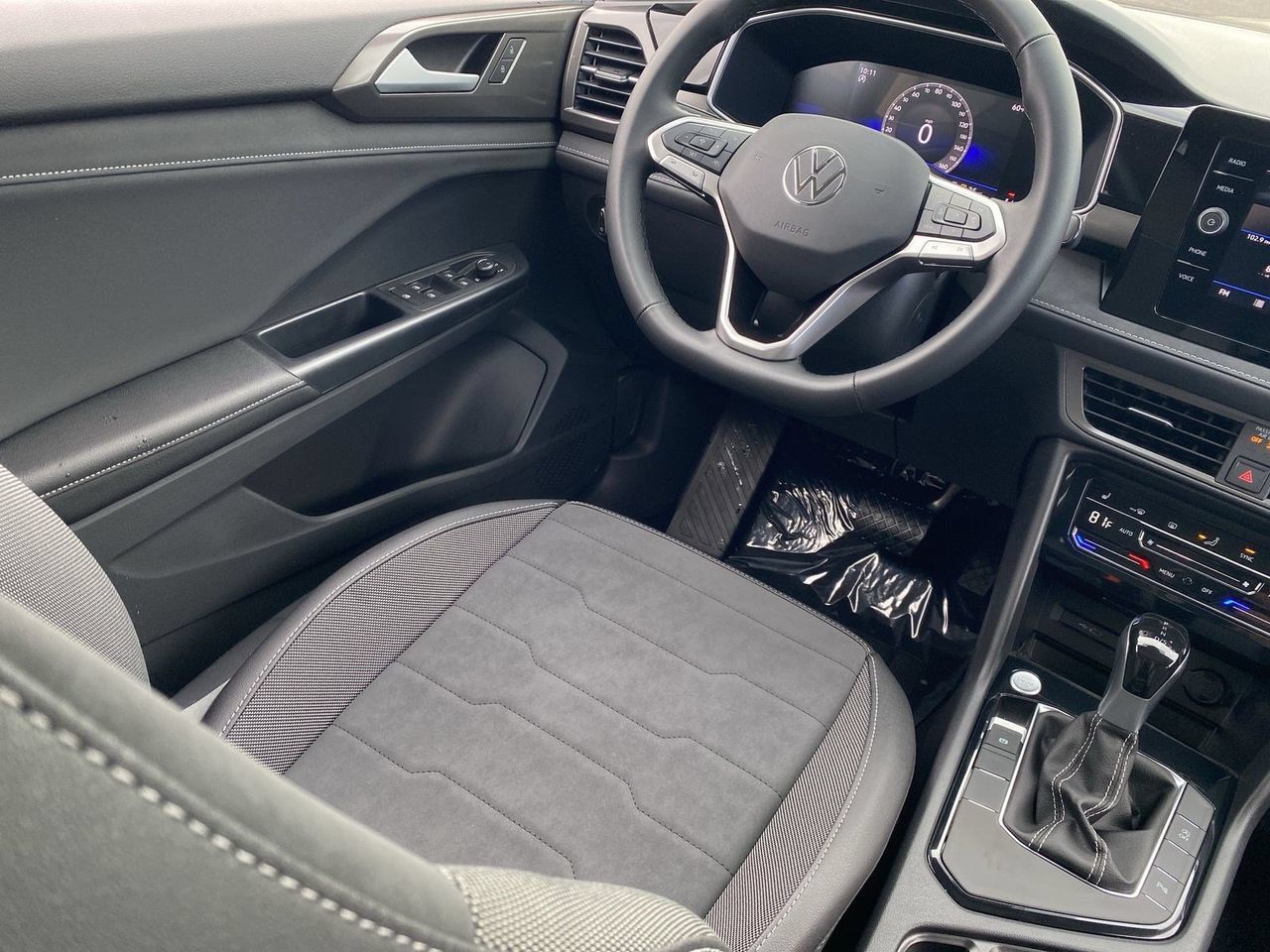 New 2026 Volkswagen Taos SE FWD image 10