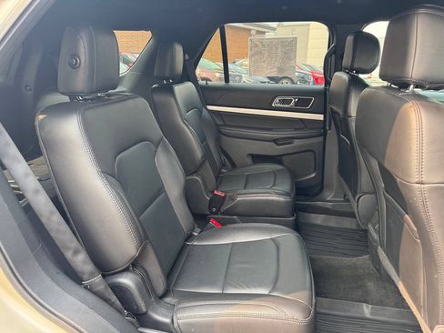 Used 2017 Ford Explorer XLT w/ Equipment Group 202A AWD/4WD image 34