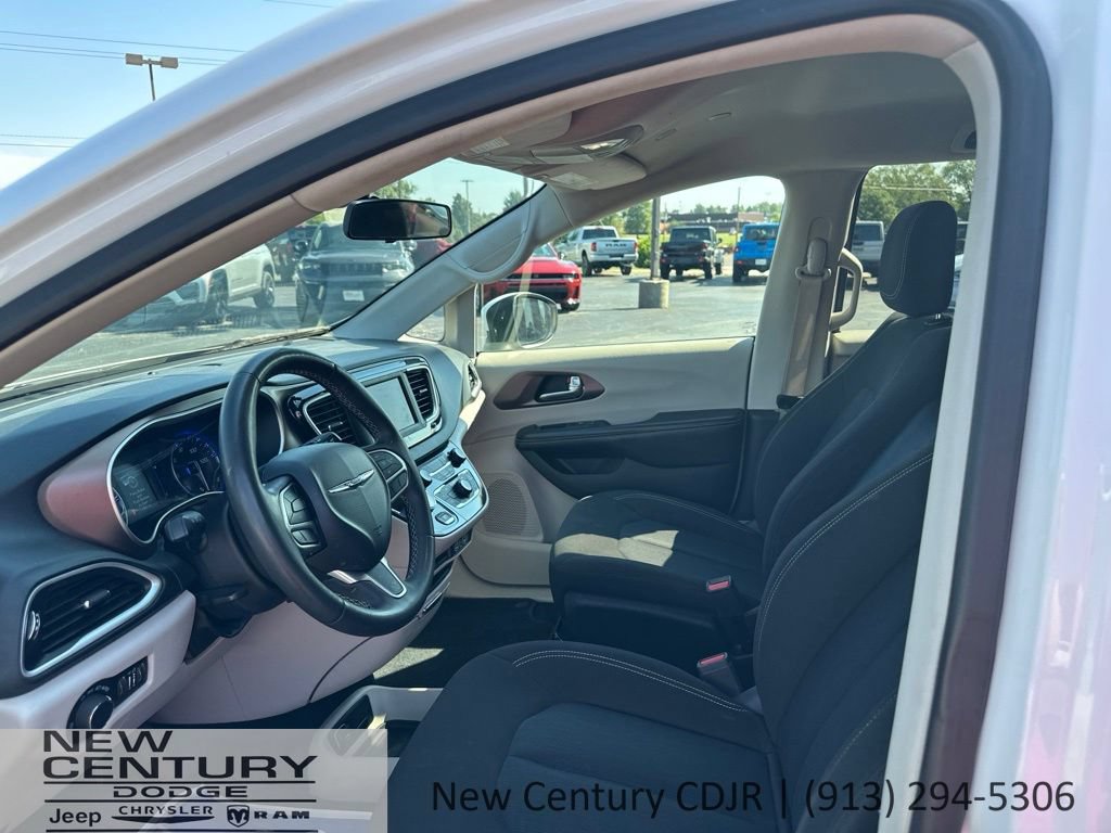 Used 2022 Chrysler Voyager LX FWD image 5