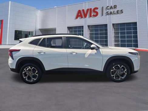 Used 2025 Chevrolet Trax LT w/ LT Convenience Package FWD image 5