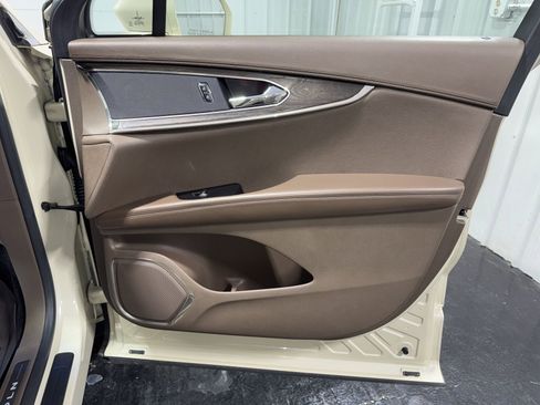 Used 2016 Lincoln MKX Reserve w/ Technology Package FWD image 11