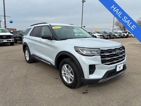 Used 2025 Ford Explorer Active AWD/4WD image 2