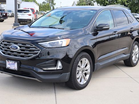 Used 2024 Ford Edge Titanium image 2
