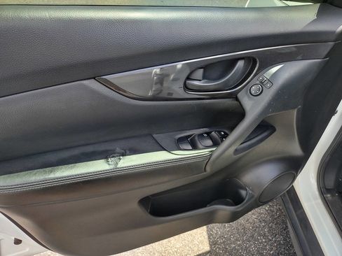 Used 2020 Nissan Rogue S image 11