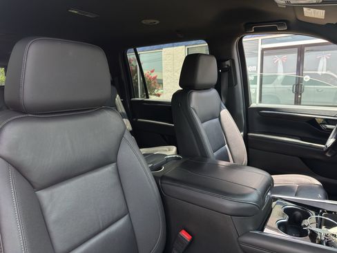 Used 2025 Chevrolet Suburban Z71 AWD/4WD image 13
