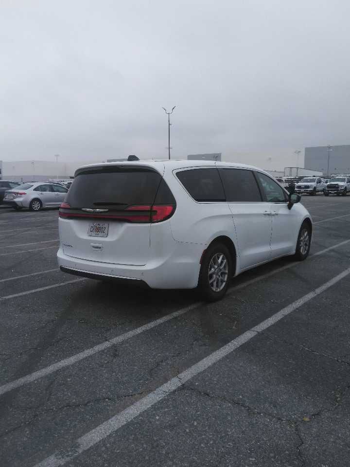 Used 2024 Chrysler Pacifica Touring-L FWD image 13