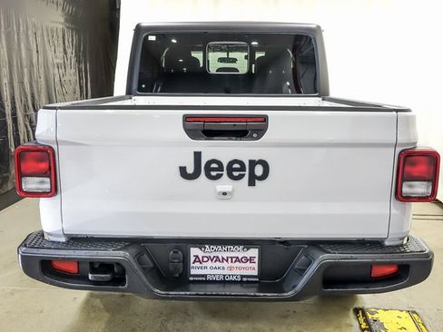 Used 2023 Jeep Gladiator Sport image 6