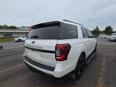 Used 2024 Ford Expedition Limited AWD/4WD image 5