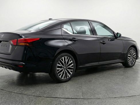 Used 2025 Nissan Altima 2.5 SV FWD image 9