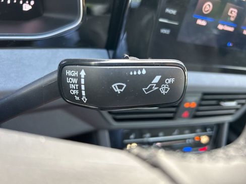 Used 2025 Volkswagen Jetta SE w/ Sunroof Package image 30