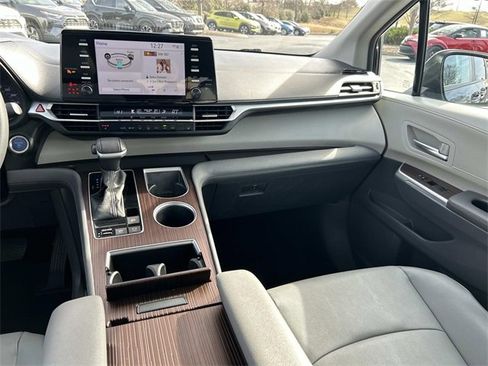 Used 2024 Toyota Sienna XLE image 18