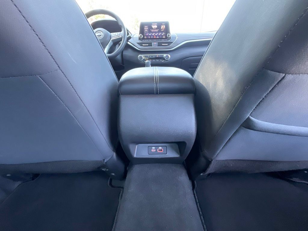Used 2025 Nissan Altima 2.5 SV FWD image 25