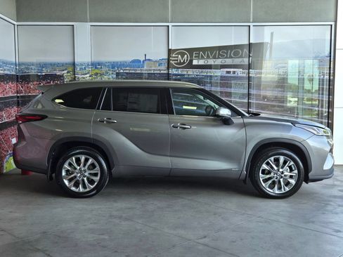 Certified 2026 Toyota Highlander Limited AWD/4WD image 4