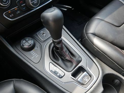 Used 2019 Jeep Cherokee Trailhawk w/ Cold Weather Group AWD/4WD image 24