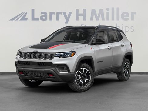 Used 2025 Jeep Compass Trailhawk image 2