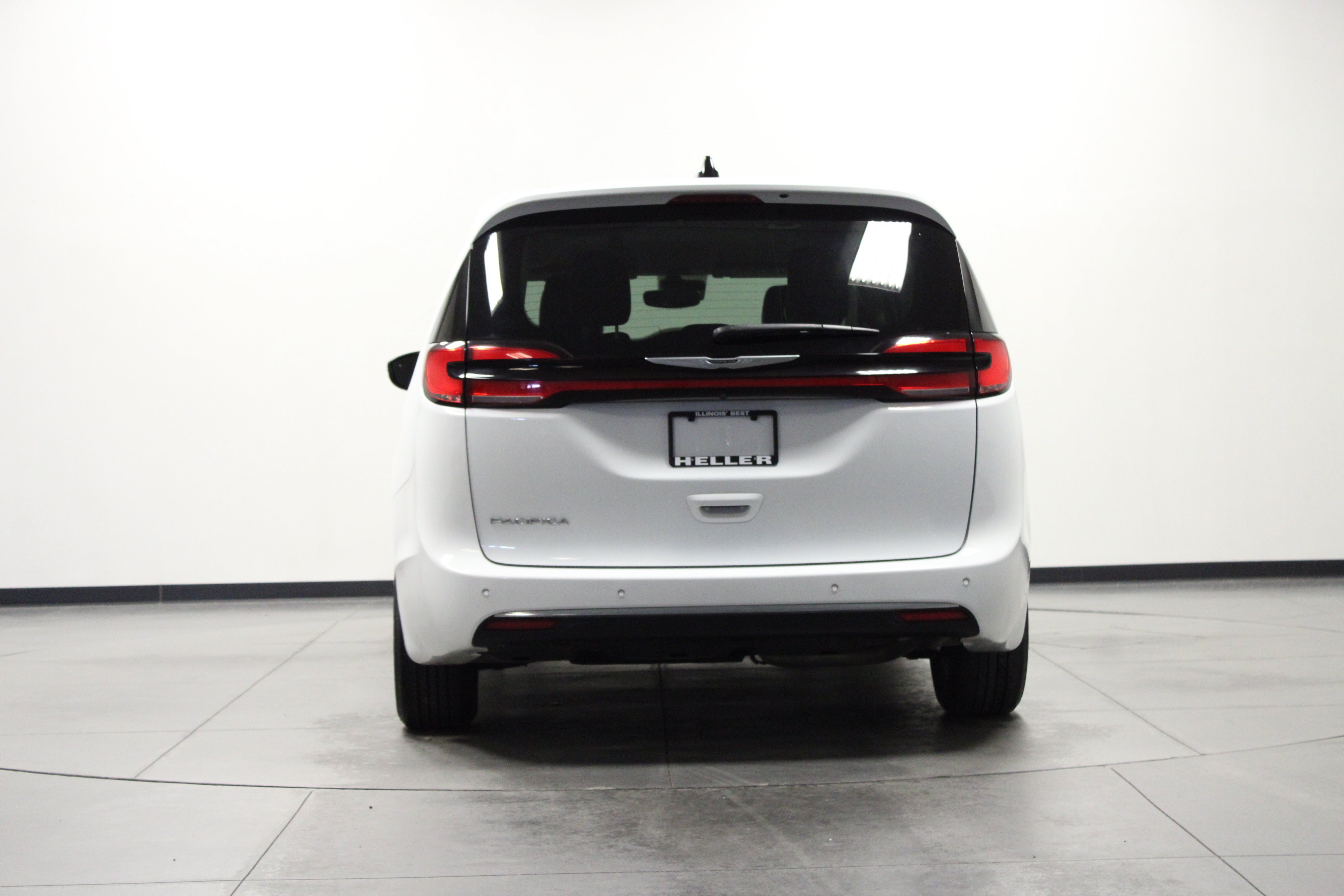 Used 2024 Chrysler Pacifica Touring-L FWD image 5