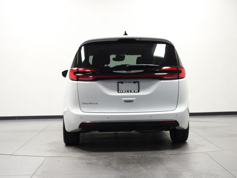 Used 2024 Chrysler Pacifica Touring-L FWD image 5
