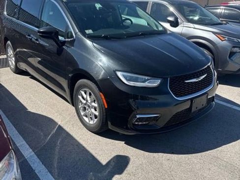 Used 2023 Chrysler Pacifica Touring-L FWD image 1