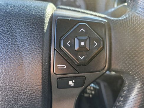 Used 2017 Toyota Tacoma TRD Off-Road image 25