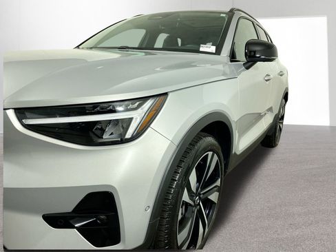 Used 2025 Volvo XC40 B5 Plus image 24