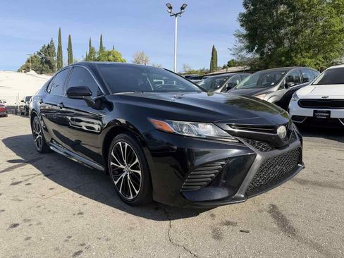 Used 2019 Toyota Camry SE image 1