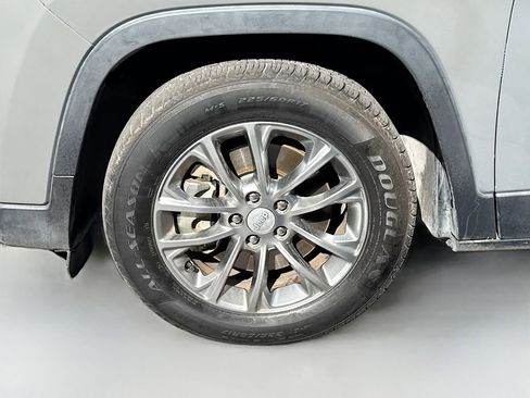 Used 2021 Jeep Cherokee Latitude Lux w/ Comfort/Convenience Group FWD image 29
