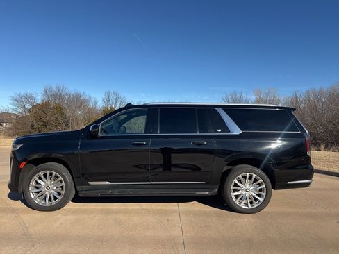 Used 2023 Cadillac Escalade ESV Premium Luxury image 2