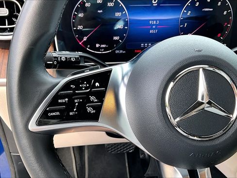 Used 2025 Mercedes-Benz GLC 300 4MATIC image 23