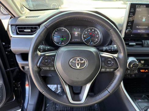 Used 2022 Toyota RAV4 XLE Premium image 19
