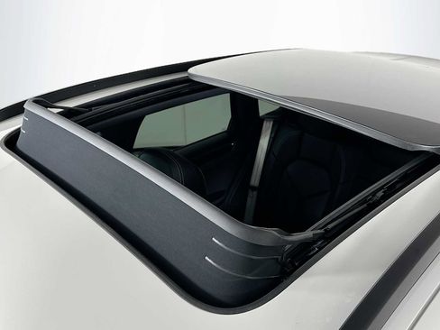 Certified 2026 Porsche Macan AWD/4WD image 22