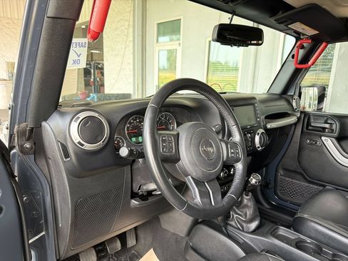 Used 2018 Jeep Wrangler Unlimited Sahara w/ Connectivity Group AWD/4WD image 11