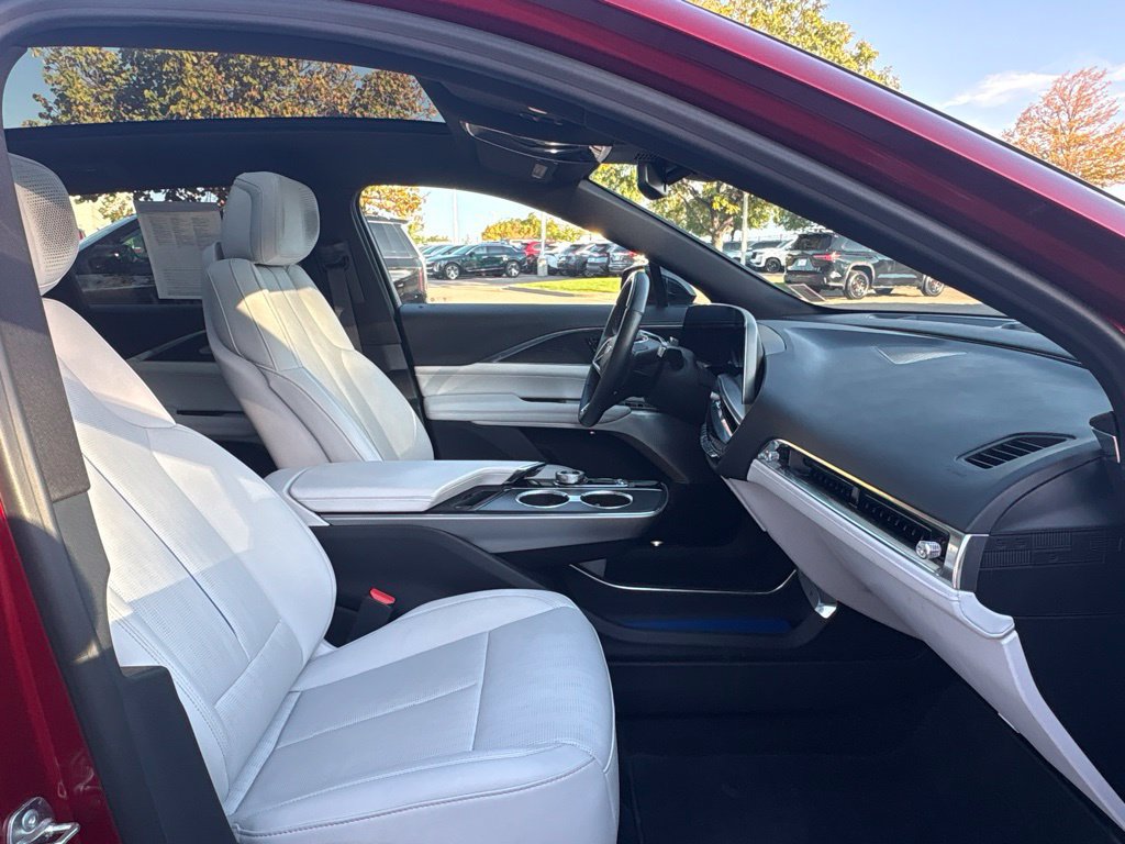 Used 2024 Cadillac Lyriq Luxury AWD/4WD image 27