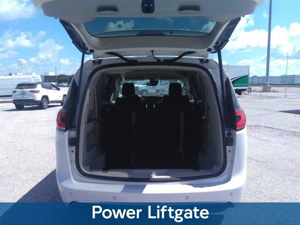 Used 2024 Chrysler Pacifica Touring-L FWD image 3