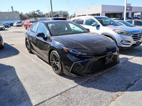 Certified 2025 Toyota Camry SE image 6