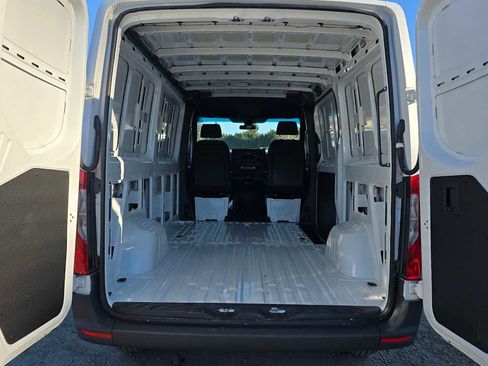 Used 2025 Mercedes-Benz Sprinter 2500 image 21