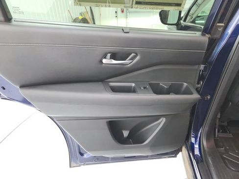 Used 2025 Nissan Pathfinder SL FWD image 36