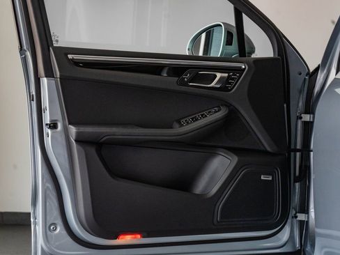 Certified 2025 Porsche Macan image 12