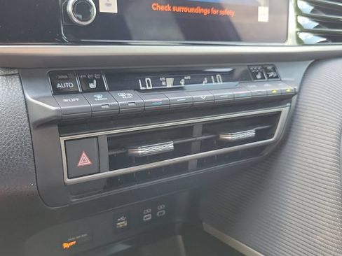 Used 2025 Toyota Camry SE w/ Convenience Package FWD image 18