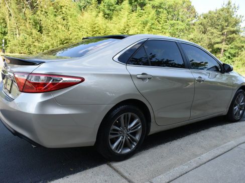 Used 2015 Toyota Camry SE FWD image 3